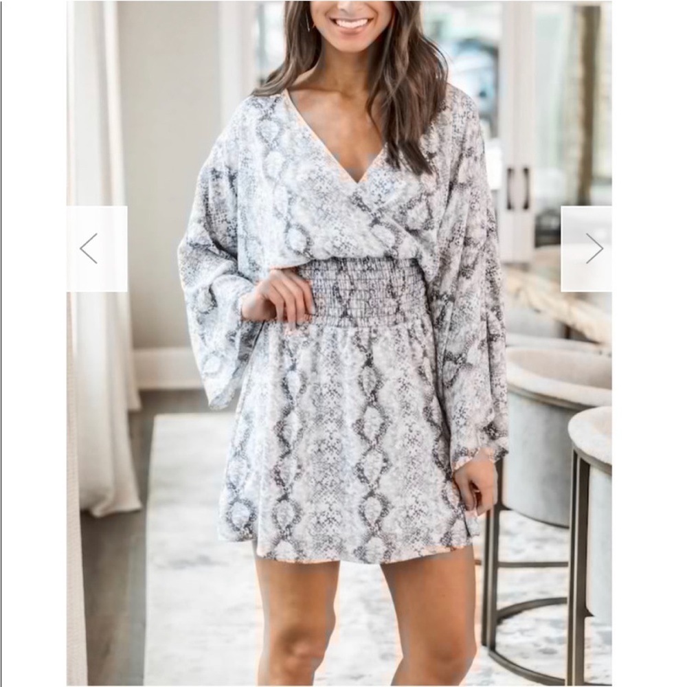 Pink Lily Snakeskin Wrap Dress L Gray White Kimono Sleeve Smocked Mini